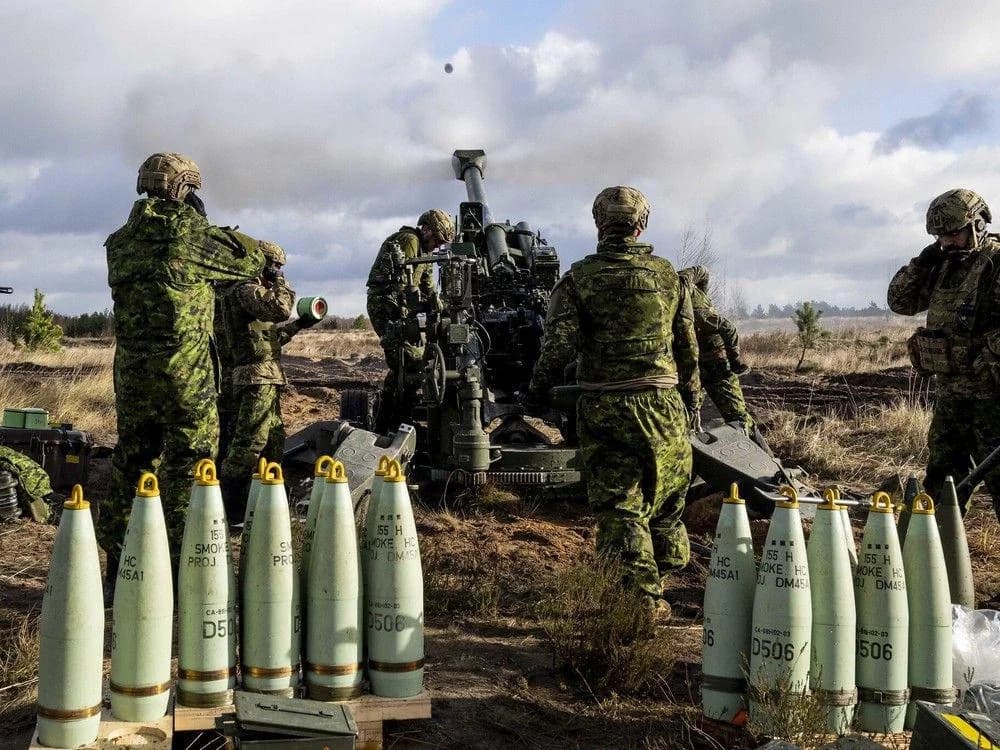 Artilleurs canadiens sur un obusier M777, obus de 155 mm en attente