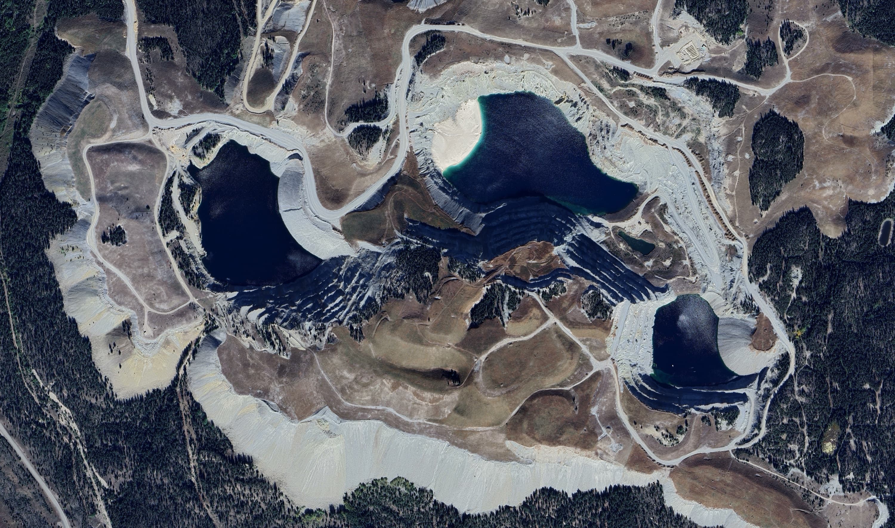 Vue satellite aérienne d'un terrain minier industriel en gradins